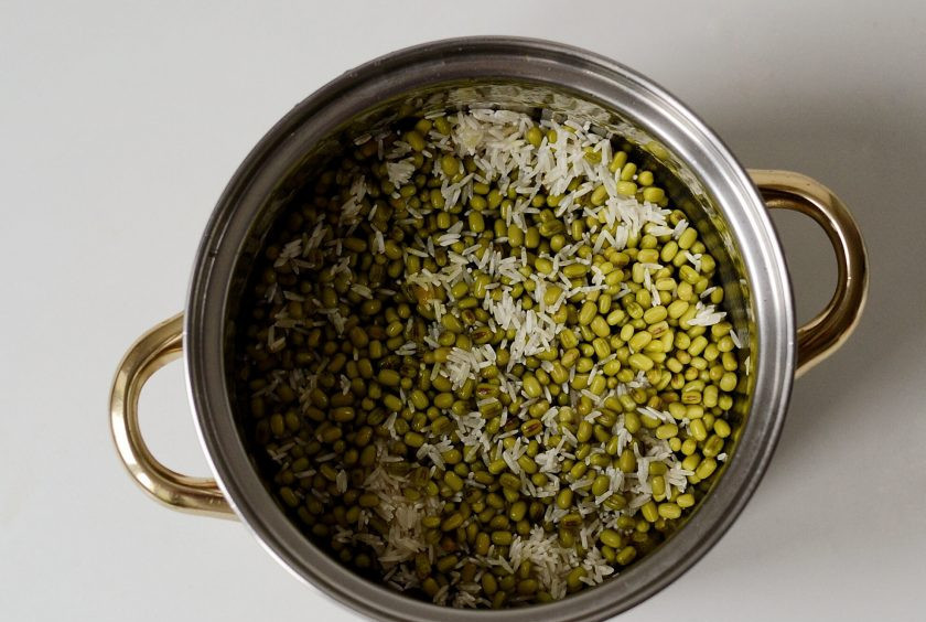 1. Этап. Кичари: Добавьте рис и маш, перемешайте.