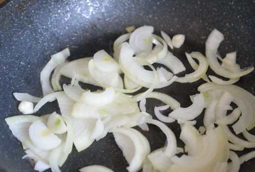 1. Этап. Салат Загадка для гостей: Лук режем перьями или полукольцами, обжариваем на той же сковороде, добавив масло. Жарим лук до золотистости на среднем огне.