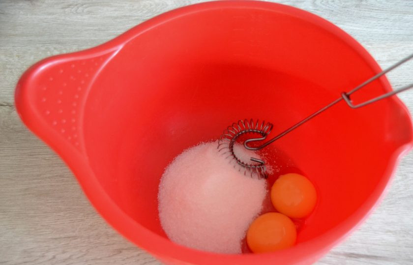 1. Этап. Пирожное Баунти: Отделите белки и желтки двух яиц в разную посуду. Желтки разотрите с сахаром добела.