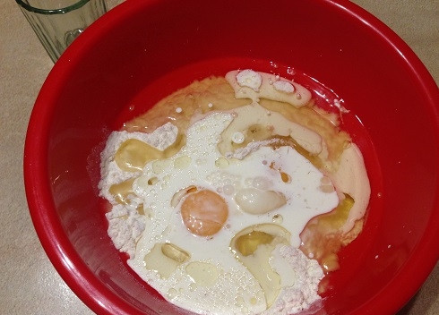 1. Этап. Булочки-кексики с салями: 2. Вливаем растительное масло и молоко.