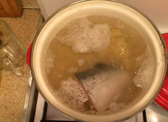 1. Этап. Рыбный суп из красной рыбы: 1. В кастрюлю наливаю воду, отправляю на огонь, тем временем чищу картошку и нарезаю небольшим кубиком, отправляю в кипящую воду. Через пару минут кладу целым куском очищенную от чешуи красную рыбу и варю все на слабом огне.