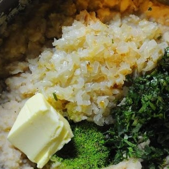 1. Этап. Лобиани: Готовую фасоль с небольшим количеством воды, в которой она варилась, разминаем до консистенции пюре, а затем смешиваем с луком, сливочным маслом и мелко рубленой кинзой. Солим по вкусу.