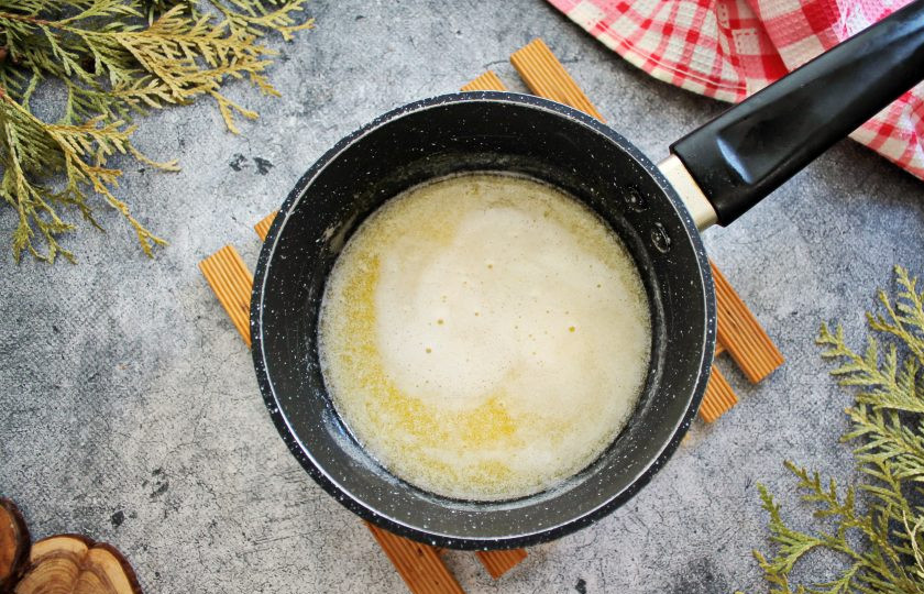 1. Этап. Топленое масло из сливочного в домашних условиях: Поставьте кастрюлю с маслом на средний огонь и растопите его.