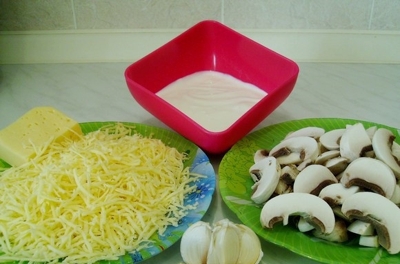 1. Этап. Отбивная с грибами и сыром: 4. Тем временем можно натереть на терке твердый сыр. Луковицу нарезать тонкими полукольцами, а грибы - ломтиками.