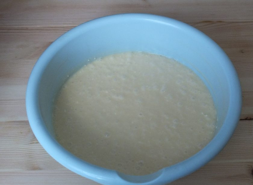 1. Этап. Торт Семистаканник: Соедините обе части и на малых оборотах взбейте миксером. Включите духовку на 180 градусов.