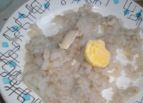 1. Этап. Рыбные тефтели для ребенка: Добавьте желток и масло.