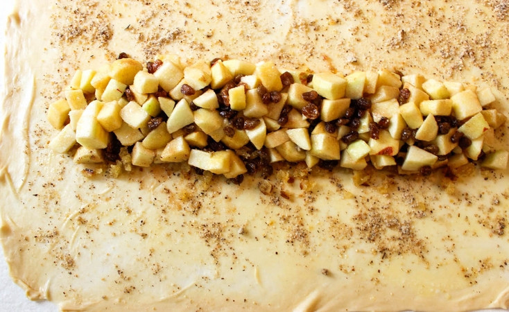 1. Этап. Тесто на штрудель: 3. Осталось только выложить на него начинку.