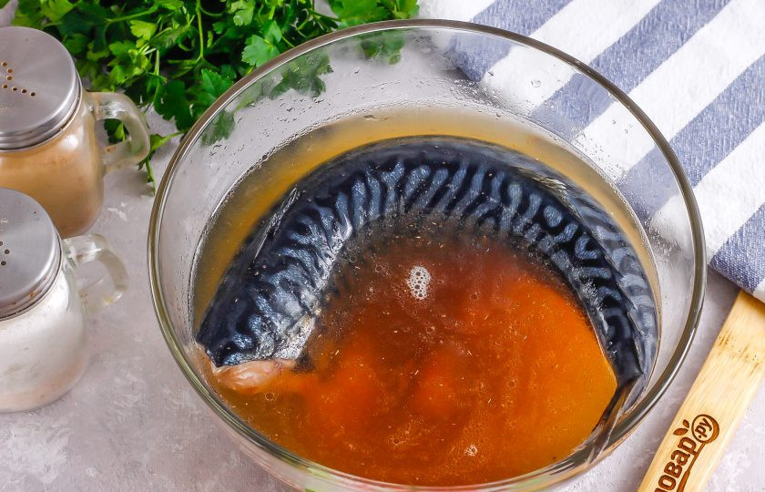 1. Этап. Засолка скумбрии в домашних условиях: Залейте тушку скумбрии теплым рассолом и поместите на холод примерно на 2 дня. Каждый день переворачивайте тушку.