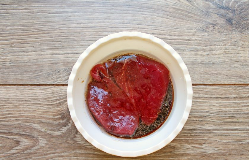 1. Этап. Стейк из тунца в кунжуте: В миске смешайте растительное масло и соевый соус. Стейки тунца обсушите бумажным полотенцем и выложите в маринад. Держите тунец по одной минуте с каждой стороны.