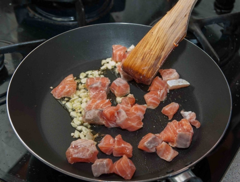 1. Этап. Паста с лососем и креветками: 3. Сковороду разогреваю с оливковым маслом, выкладываю чеснок, обжариваю его до появления приятного аромата, после чего выкладываю лосось, порезанный кусочками, и готовлю еще 3-5 минут.