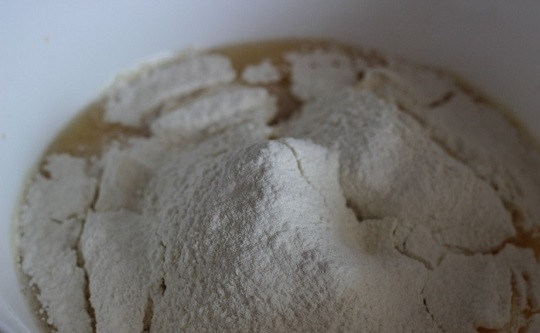 1. Этап. Блины на молочной сыворотке: 3. Просейте муку и всыпьте в несколько приемов в мисочку. Важно не переборщить, чтобы тесто не получилось густым и вязким.