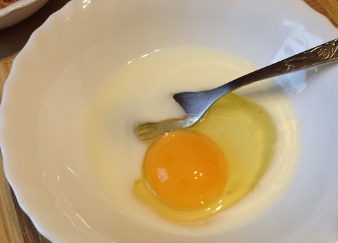 1. Этап. Горячий сэндвич с лососем: Вилкой взбиваем яйцо с молоком до получения однородной массы.