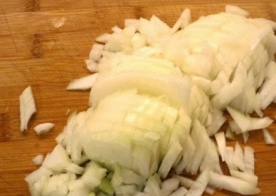 1. Этап. Манты из тыквы: Очищенный лук нарезаем мелкими кубиками. Можно слегка обжарить его на сливочном масле, а можно сделать следующее...