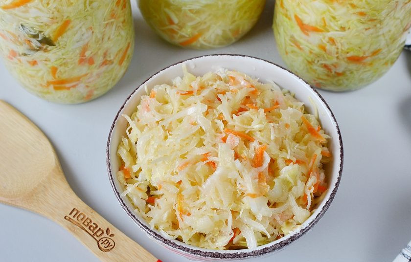 1. Этап. Соленая капуста: Я перекладываю капусту в банки, закрываю крышками и храню в холодильнике. К столу подавайте с зеленью, репчатым луком, растительным маслом.