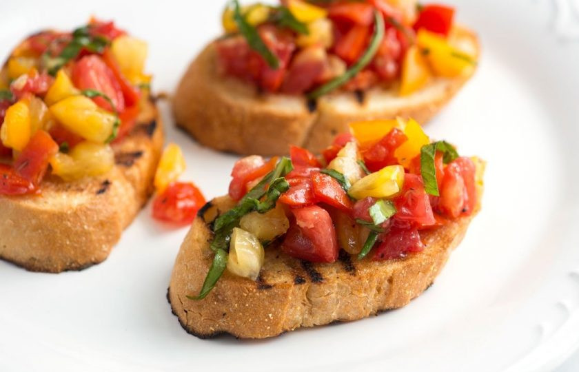 1. Этап. Итальянская еда: Теперь можно выложить томатную начинку на хлеб, украсить зеленью и подавать закуску к столу.