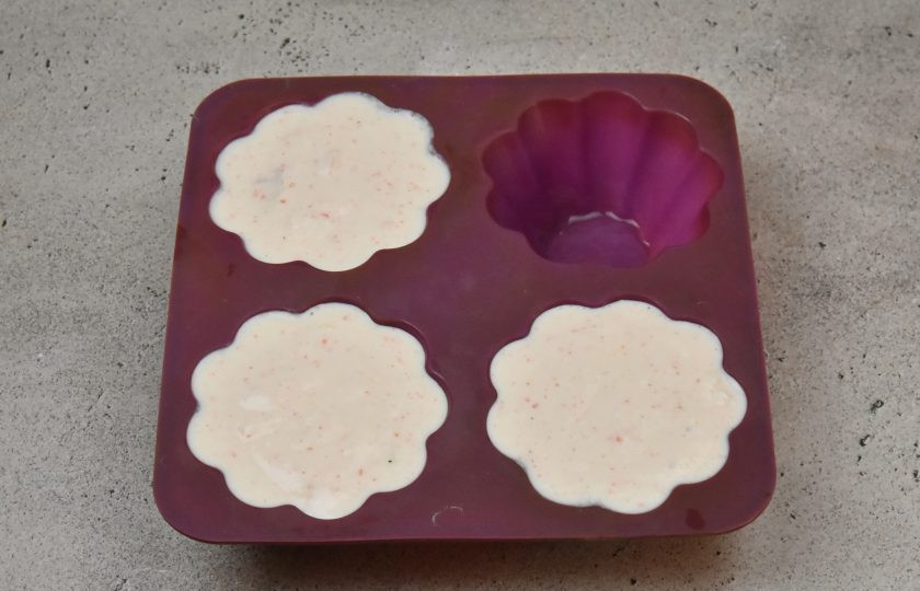 1. Этап. Суфле из креветок и крабовых палочек: Подготовьте формы для суфле. Это могут быть силиконовые небольшие порционные формы или керамические креманки. Разложите подготовленную массу по формам. Накройте сверху пищевой пленкой от заветривания и поставьте в холодильник для стабилизации.