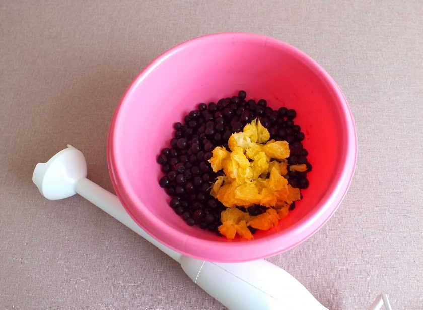 1. Этап. Варенье из черноплодной рябины с апельсином: В чашу с ягодами добавьте мякоть апельсина. Пробейте содержимое погружным блендером.