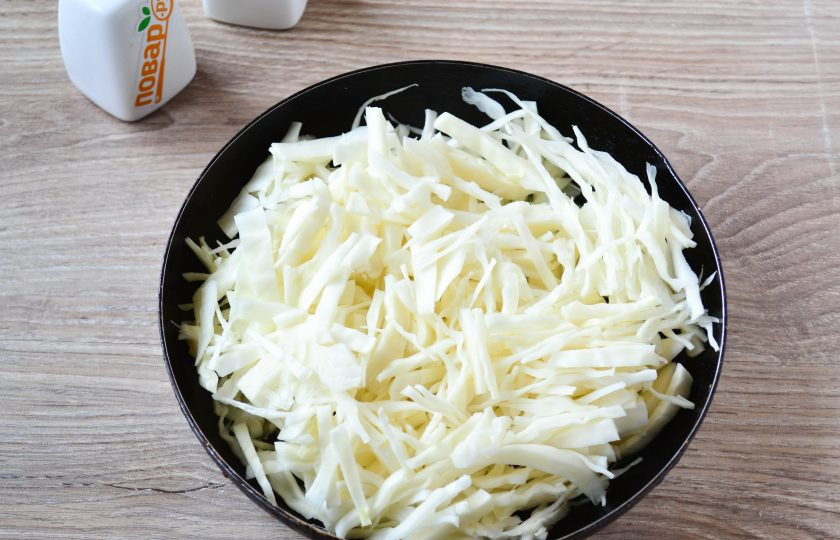 1. Этап. Чечевица с капустой: В сковороде разогрейте 3 ст. ложки растительного масла и выложите капусту. Для обжарки капусты масла нужно больше, чем обычно, поскольку она напитывает масло и буквально через минуту сковорода будет сухой. Обжарьте капусту до золотистого цвета и мягкости.