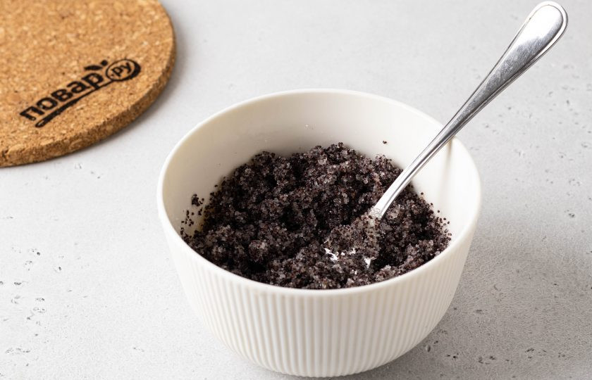 1. Этап. Постный пирог с мандаринами: Объедините мак с сахаром.