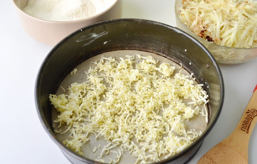 1. Этап. Яблочный пирог за 7 минут: 5. Теперь собираем пирог. На дно положите половину тертого сливочного масла.