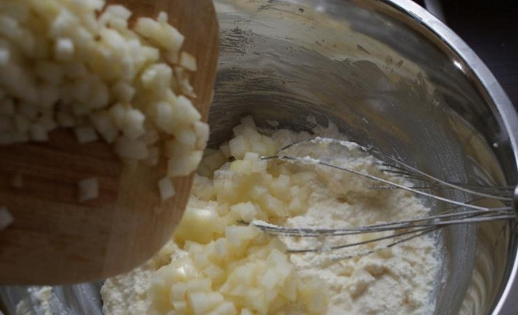 1. Этап. Сырники с грушей и яблоком: 3. Теперь займёмся фруктами, их моем, вытираем, режем мелким кубиком и добавляем к творогу. Перемешиваем, добавляем масло. Его можно добавить и больше, и меньше, в зависимости от получившейся консистенции.