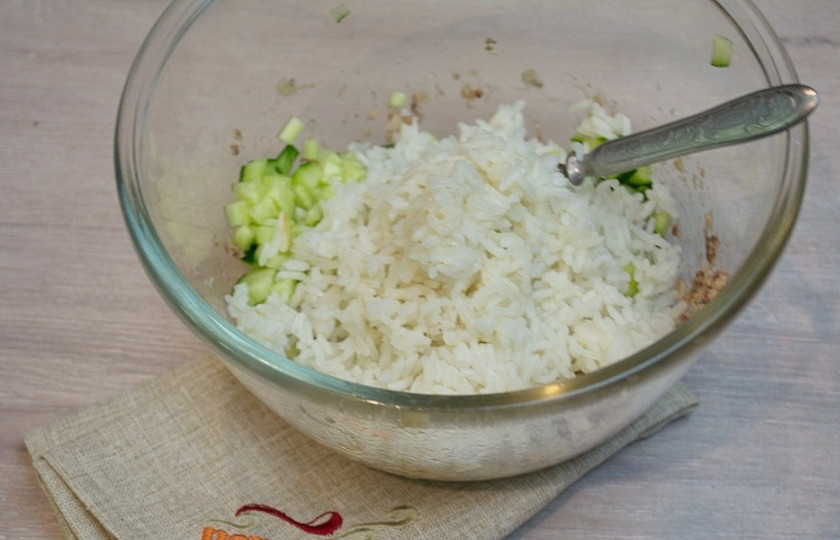 1. Этап. Рыбный салат из консервов: Отварной рис остудите и добавьте в салат.