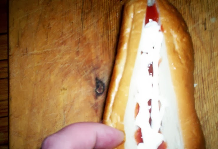 1. Этап. Хот-дог с капустой: 4. Туда же добавим майонез.