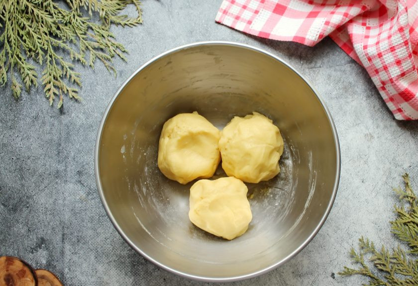 1. Этап. Ботлихский пирог: Разделите тесто на три части и сформируйте шарики. Тесто покройте и оставьте при комнатной температуре на один час.