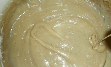 1. Этап. Шарлотка с клубникой и яблоками: Яйца взбейте с сахаром, добавьте ванилин, разрыхлить и мука.