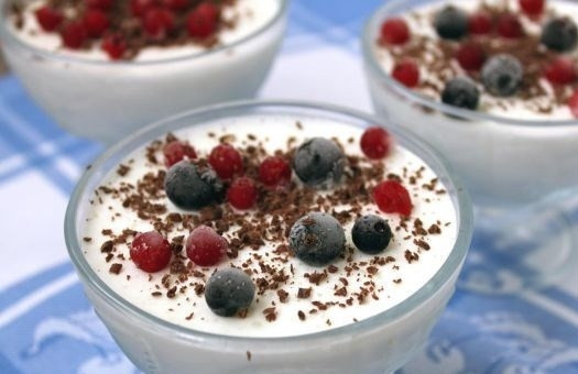 1. Этап. Творожно-ягодное суфле: 5. Готовое творожно-ягодное суфле украсьте ягодами и присыпьте тертым шоколадом. Приятного аппетита!