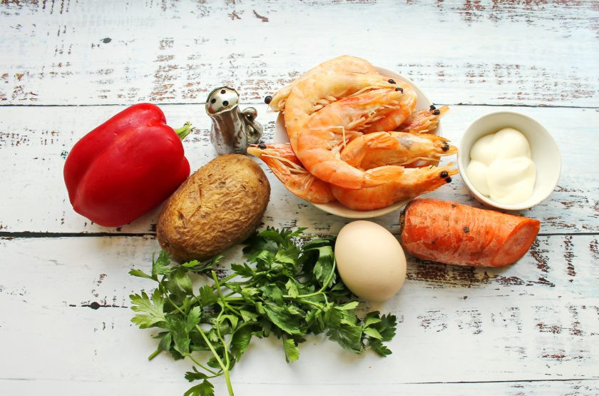 1. Этап. Салат с креветками Золотое море: Подготовьте все необходимые ингредиенты для приготовления салата с креветками 