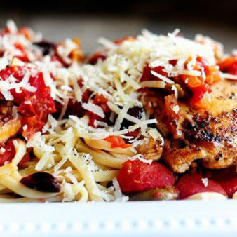 Паста с куриным филе и красным луком