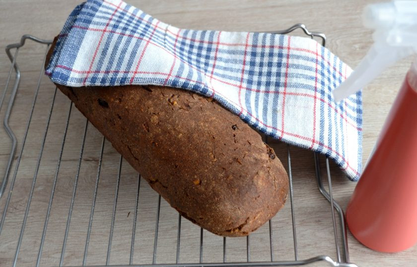 1. Этап. Хлеб Земгальский: Готовый хлеб выложите на решетку, сбрызните водой, накройте салфеткой, оставьте для остывания до комнатной температуры. Оптимальное время созревания хлеба после выпекания 5 часов.