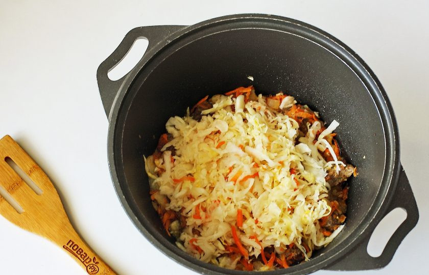 1. Этап. Рис с квашеной капустой и мясом: Обжарьте овощи до мягкости и добавьте квашеную, отжатую от сока, капусту. Если капуста сильно кислит, то предварительно можно промыть ее под холодной водой.