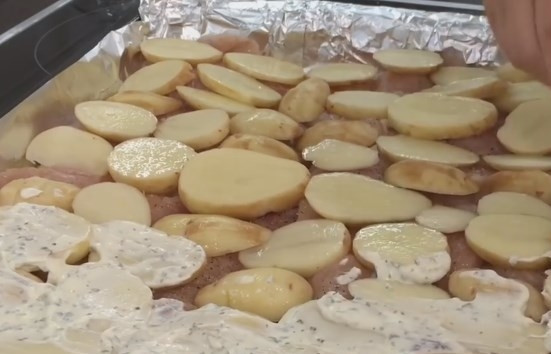 1. Этап. Куриная грудка под кабачками: 4. В майонез выдавите 2-3 зубчика чеснока и добавьте все приправы. Этим майонезом смажьте весь слой картошки.