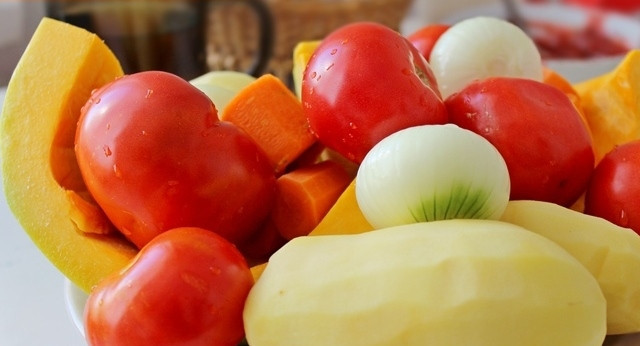 1. Этап. Томатно-тыквенный суп-пюре: Шаг 1. Приготовьте основу - овощной бульон. Наливаем в кастрюлю 2 литра воды. Очищаем и разрезаем на несколько частей морковку с луком. Добавляем теперь перец (горошком) и лавровый лист. Доводим бульон до кипении. Убавьте огонь — и оставьте ещё минут на 30. Процедите получившийся бульон от лишних овощей.