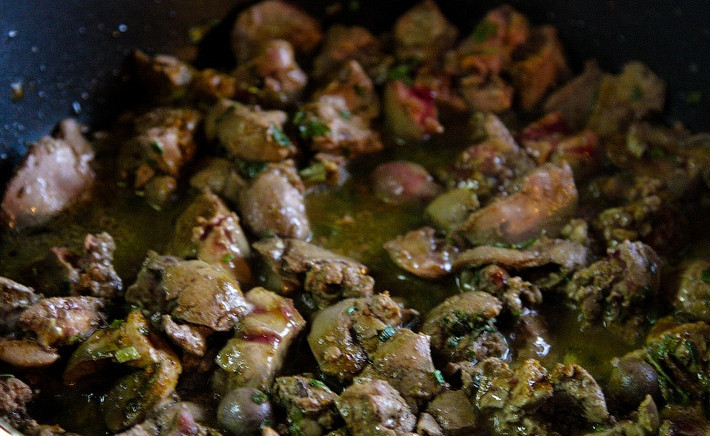 1. Этап. Печень с болгарским перцем: В сковородке на масле обжариваем печень около 5 минут, постоянно перемешивая.