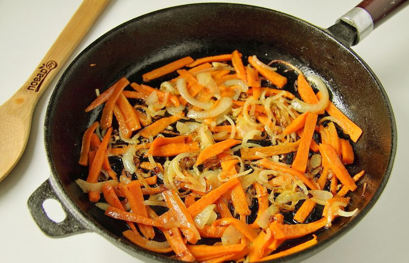 1. Этап. Салат с печенью и редькой: Добавьте нарезанную соломкой морковь и обжарьте овощи до полной готовности.