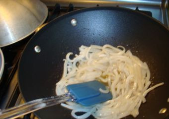 1. Этап. Кальмары в воке: Обжариваем полосочки кальмаров буквально минуту и затем выньте их в отдельную посуду.