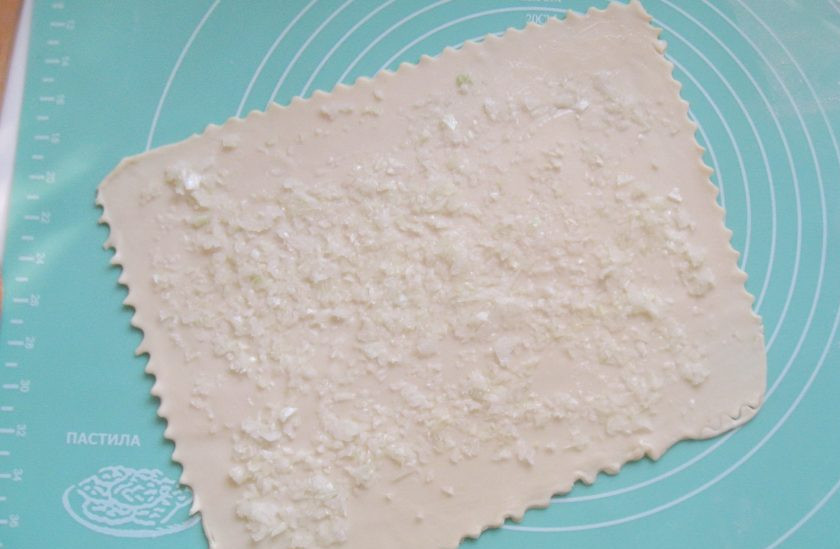 1. Этап. Бешбармак по-нанайски: Смажьте тесто подсолнечным маслом и посыпьте измельченным луком.