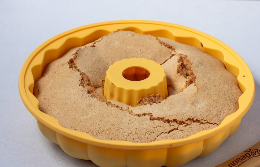 1. Этап. Шарлотка с виноградом: Шарлотка готова! Посмотрите на этот результат! Волшебная, хрустящая корочка, которая всегда трескается от подъема теста. Поверьте, после долгого взбивания яиц такого не будет.