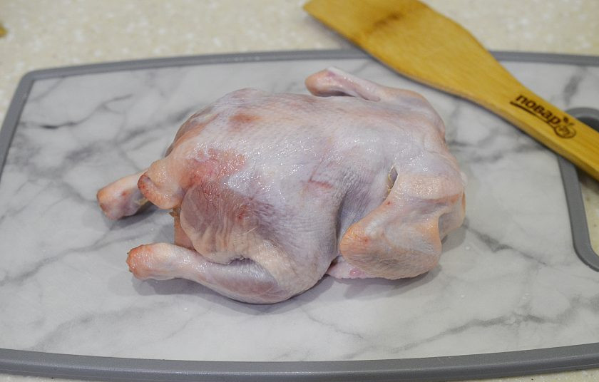 1. Этап. Курица, запеченная в беконе: 3. Курицу помойте, обсушите.