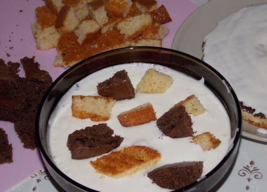 1. Этап. Ванька кучерявый: Коржи кладем один на другой, перемазывая кремом. А нарезанные кусочки частями окунаем в сметанный крем.