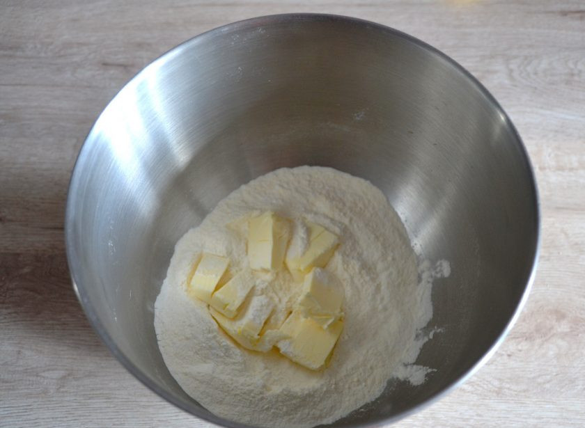1. Этап. Баноффи пай с выпечкой: Добавьте 70 грамм холодного сливочного масла, порезанного кубиком, смешайте в однородную крошку.