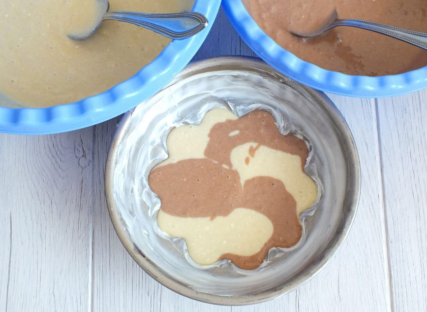 1. Этап. Кекс в пароварке: Возьмите небольшую форму для выпечки. Это может быть стеклянная или керамическая форма. Смажьте обильно сливочным маслом. В хаотичном порядке наливайте подготовленное тесто, чередуя обычное с шоколадным.