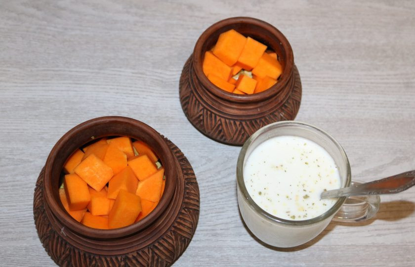 1. Этап. Курица с тыквой в горшочке: В сметану добавьте 200 мл. воды. Перемешайте, добавьте щепотку соли и сухих прованских трав.