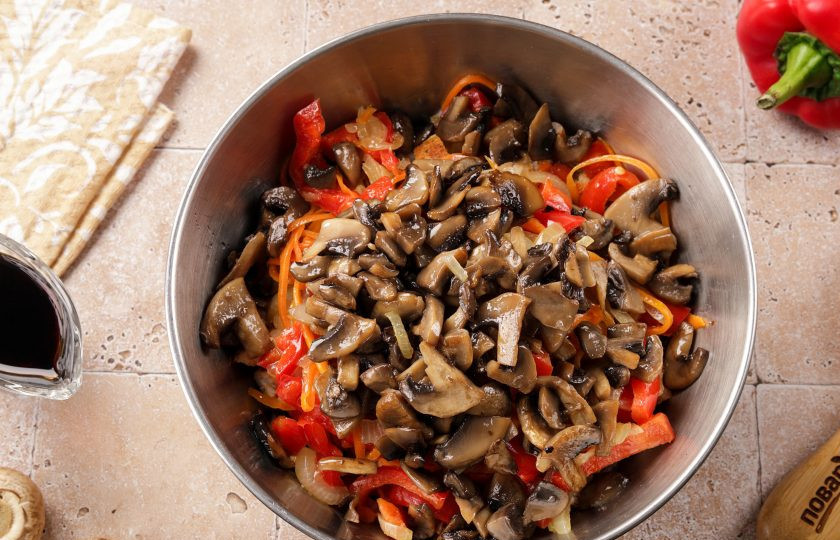 1. Этап. Фунчоза с курицей и шампиньонами: Добавьте обжаренные овощи и шампиньоны.