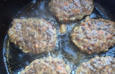 1. Этап. Котлеты из печени говядины: Разогрейте масло в сковороде. Выкладывайте в неё фарш столовой ложкой, делая котлеты.
