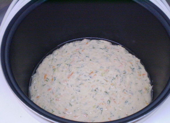 1. Этап. Пирог с капустой для ленивых: Смажьте кастрюлю мультиварки растительным маслом. Вылейте в неё тесто, разровняйте. Выпекайте пирог в режиме 