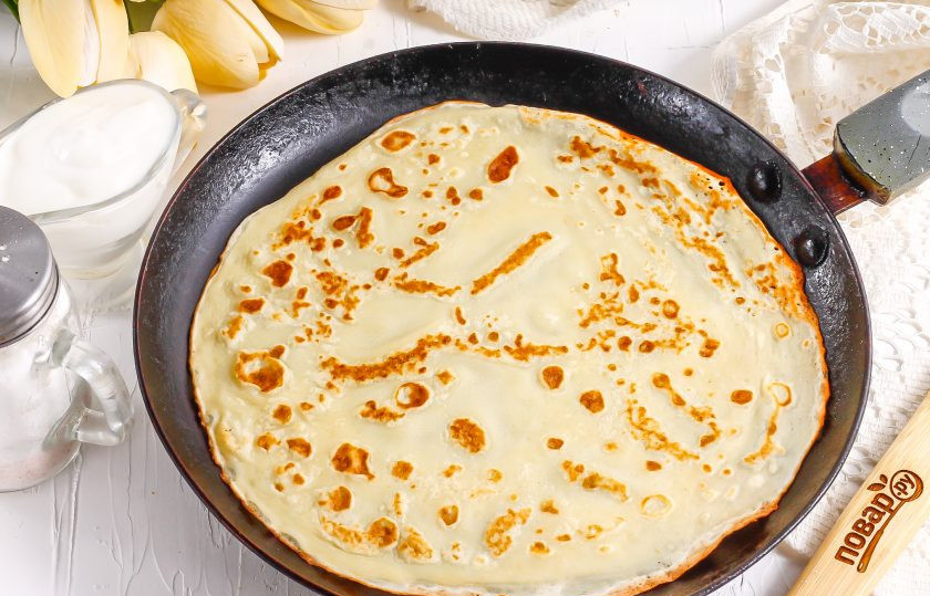 1. Этап. Десертные роллы: Таким образом испеките блины из всего теста и остудите их.